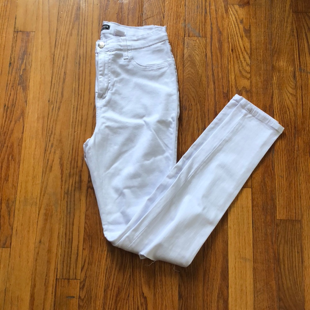 WHITE JEANS WITH KNEE SLITS